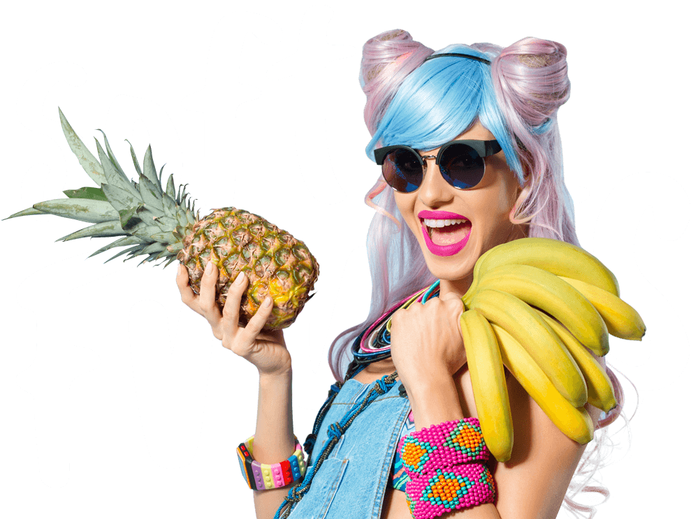 Poppige junge Frau mit bunte Haaren hält verschiedene tropische Früchte in der Hand