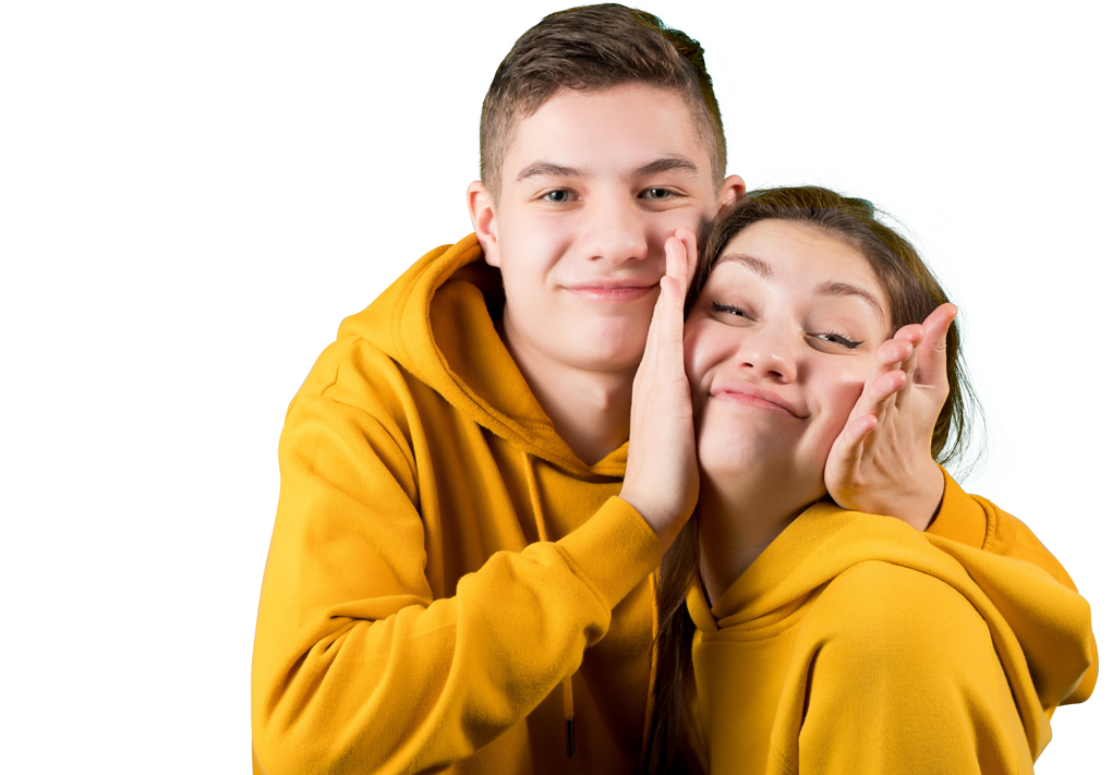 zwei Jugendliche in gelben Hoodies machen Grimassen